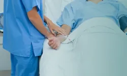 Врач и пациент в палате